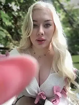 Stripchat Live Sex Cam of LaraHollywood