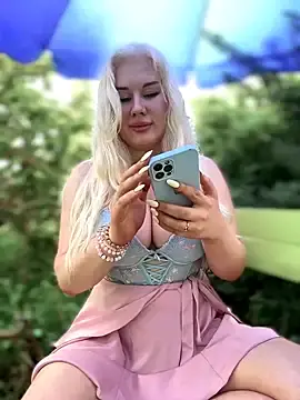Stripchat Free Live Porn of LaraHollywood