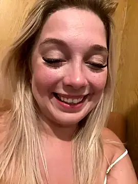 Stripchat Live Sex Cam of CherryAuroraa