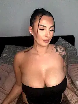 Stripchat Sex Cam of Mia-Bremer