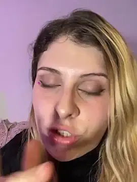 Stripchat Live Sex Cam of FlorBich