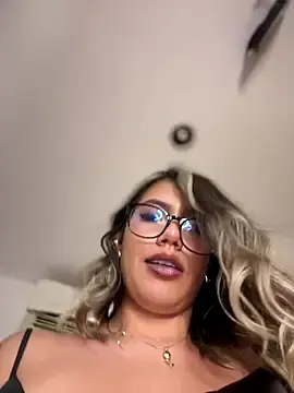 Stripchat Live Sex Cam of sara_calderon