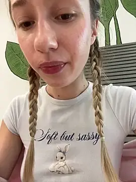 Stripchat Nude Webcam of Lia__Love
